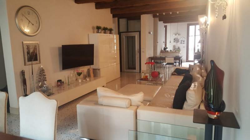 Se stai cercando una casa che unisca eleganza e comfort nel cuore di Padova, non perdere questa s...