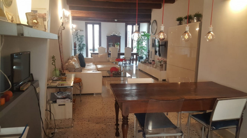 Se stai cercando una casa che unisca eleganza e comfort nel cuore di Padova, non perdere questa s...