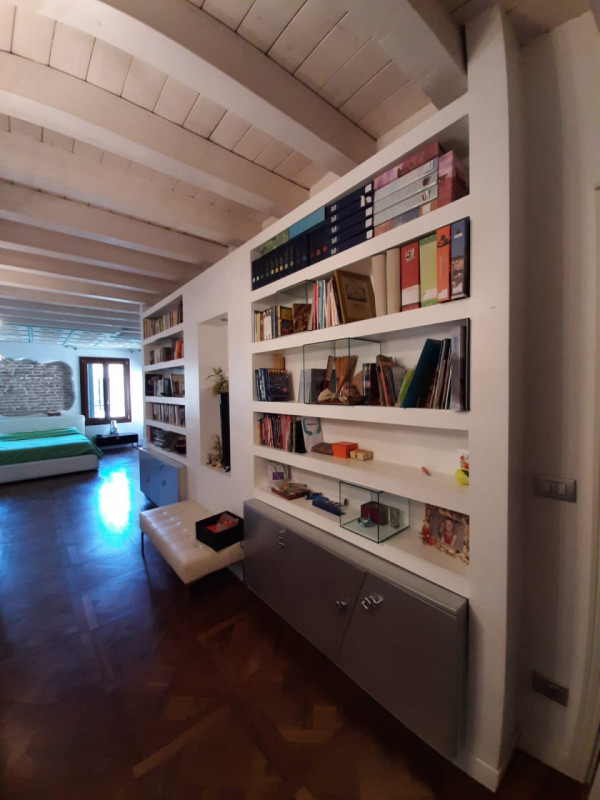 Se stai cercando una casa che unisca eleganza e comfort nel cuore di Padova, non perdere questa s...