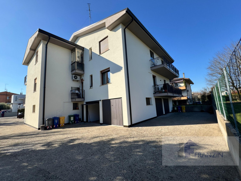 A Monastier di Treviso in Via Enrico Fermi 15 vendiamo appartamento al primo piano su palazzina d...