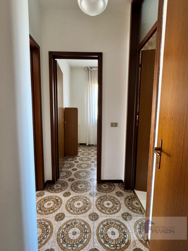 A Monastier di Treviso in Via Enrico Fermi 15 vendiamo appartamento al primo piano su palazzina d...