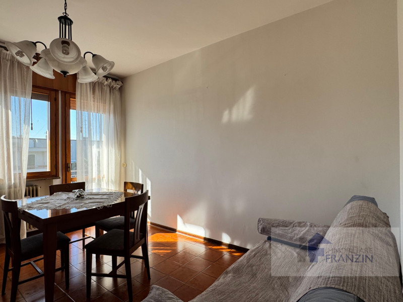 A Monastier di Treviso in Via Enrico Fermi 15 vendiamo appartamento al primo piano su palazzina d...