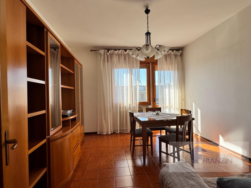 A Monastier di Treviso in Via Enrico Fermi 15 vendiamo appartamento al primo piano su palazzina d...