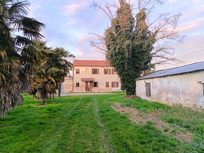 RIf. BOV175
In tranquilla zona di campagna nel comune di Bovolenta, lungo l’argine destro e immer...