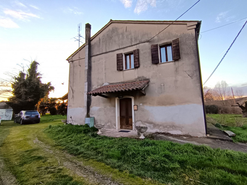 RIf. BOV175
In tranquilla zona di campagna nel comune di Bovolenta, lungo l’argine destro e immer...
