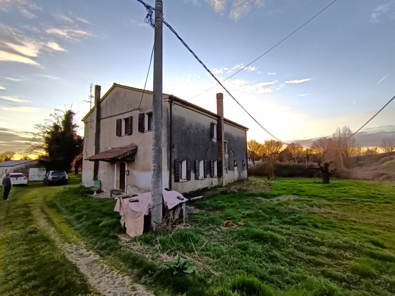 RIf. BOV175
In tranquilla zona di campagna nel comune di Bovolenta, lungo l’argine destro e immer...