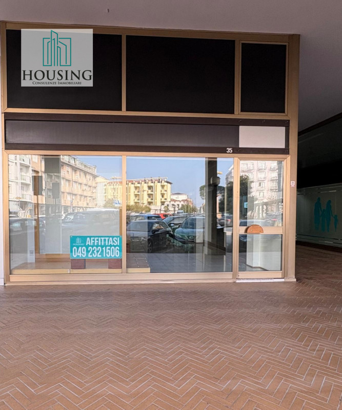 Siete alla ricerca di un'opportunità commerciale unica? Nella rinomata piazza Sacro Cuore, nel cu...