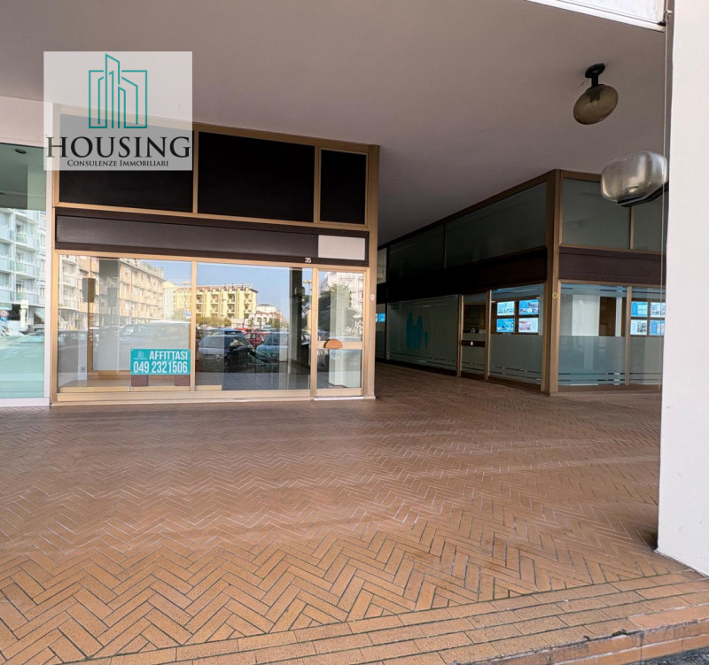 Siete alla ricerca di un'opportunità commerciale unica? Nella rinomata piazza Sacro Cuore, nel cu...