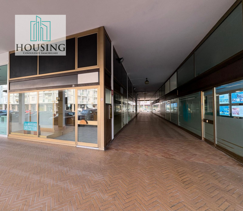 Siete alla ricerca di un'opportunità commerciale unica? Nella rinomata piazza Sacro Cuore, nel cu...