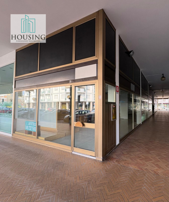 Siete alla ricerca di un'opportunità commerciale unica? Nella rinomata piazza Sacro Cuore, nel cu...