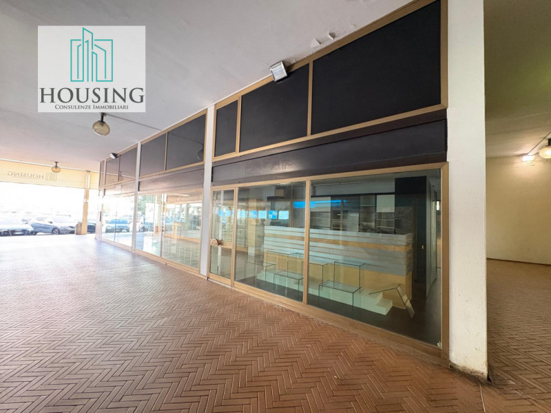 Siete alla ricerca di un'opportunità commerciale unica? Nella rinomata piazza Sacro Cuore, nel cu...