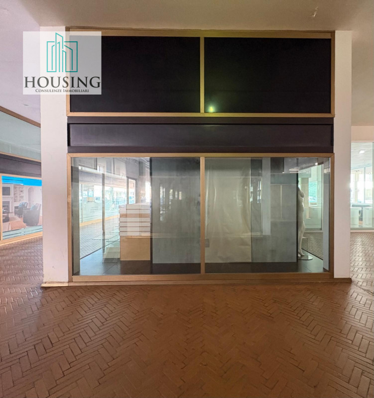 Siete alla ricerca di un'opportunità commerciale unica? Nella rinomata piazza Sacro Cuore, nel cu...