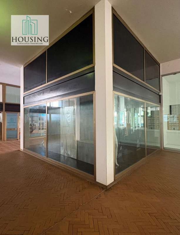 Siete alla ricerca di un'opportunità commerciale unica? Nella rinomata piazza Sacro Cuore, nel cu...