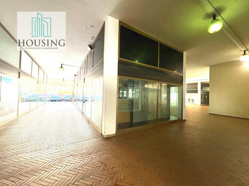 Siete alla ricerca di un'opportunità commerciale unica? Nella rinomata piazza Sacro Cuore, nel cu...