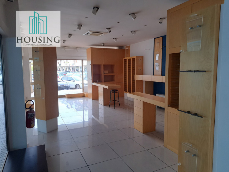 Siete alla ricerca di un'opportunità commerciale unica? Nella rinomata piazza Sacro Cuore, nel cu...