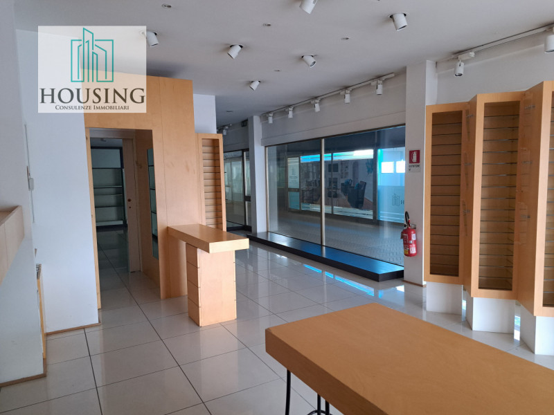 Siete alla ricerca di un'opportunità commerciale unica? Nella rinomata piazza Sacro Cuore, nel cu...