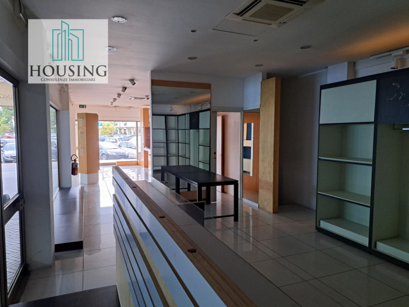 Siete alla ricerca di un'opportunità commerciale unica? Nella rinomata piazza Sacro Cuore, nel cu...