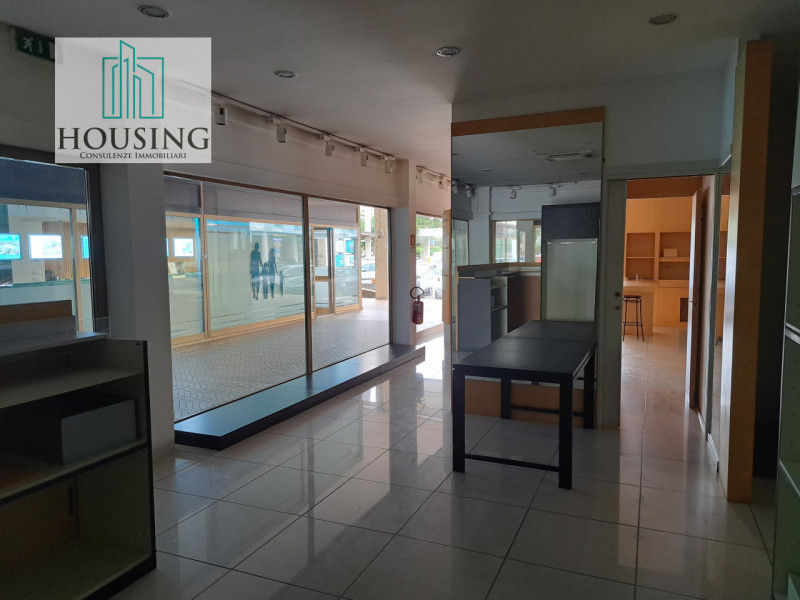 Siete alla ricerca di un'opportunità commerciale unica? Nella rinomata piazza Sacro Cuore, nel cu...