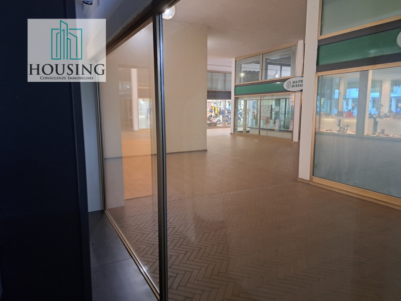 Siete alla ricerca di un'opportunità commerciale unica? Nella rinomata piazza Sacro Cuore, nel cu...