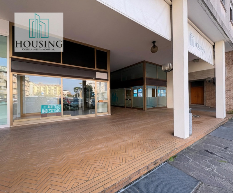 Siete alla ricerca di un'opportunità commerciale unica? Nella rinomata piazza Sacro Cuore, nel cu...