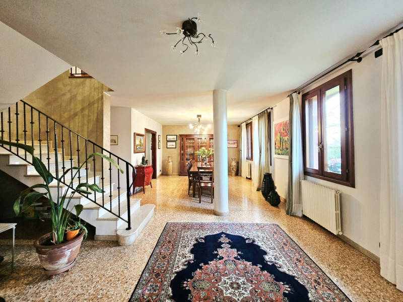 A Ponso, in un piacevole contesto, proponiamo in vendita una meravigliosa villa singola circondat...