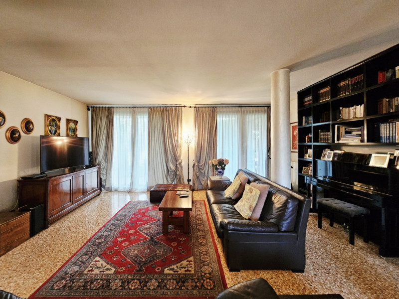 A Ponso, in un piacevole contesto, proponiamo in vendita una meravigliosa villa singola circondat...