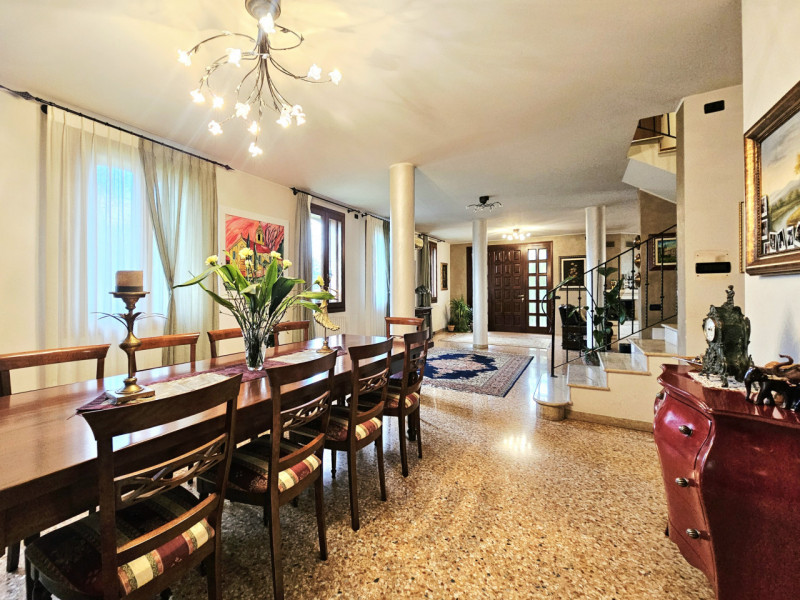 A Ponso, in un piacevole contesto, proponiamo in vendita una meravigliosa villa singola circondat...