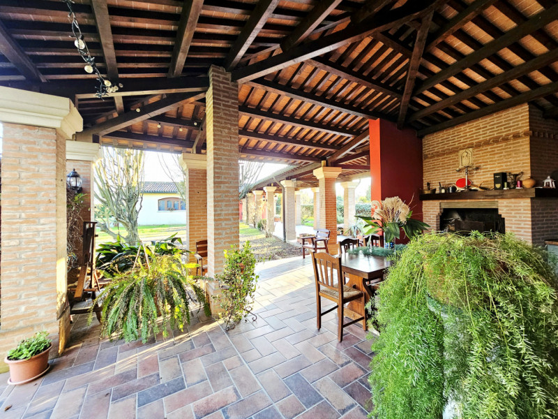 A Ponso, in un piacevole contesto, proponiamo in vendita una meravigliosa villa singola circondat...