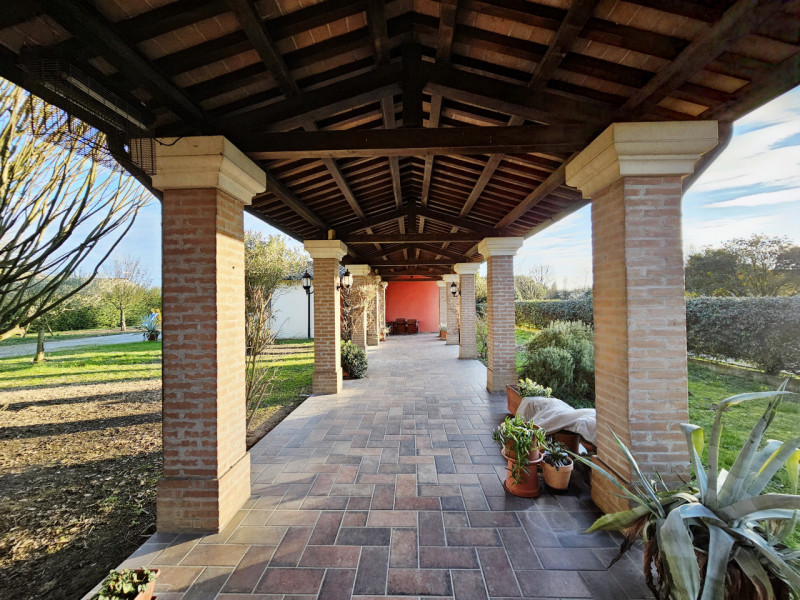 A Ponso, in un piacevole contesto, proponiamo in vendita una meravigliosa villa singola circondat...