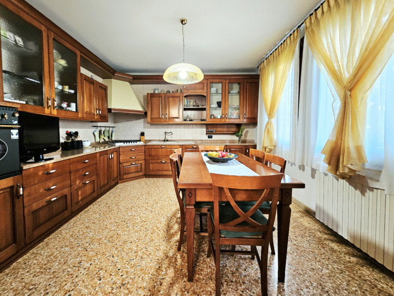 A Ponso, in un piacevole contesto, proponiamo in vendita una meravigliosa villa singola circondat...