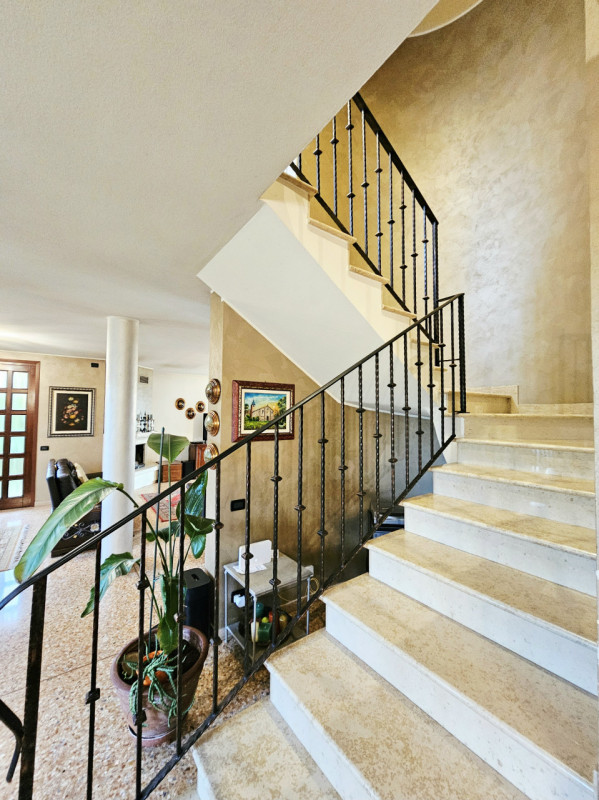 A Ponso, in un piacevole contesto, proponiamo in vendita una meravigliosa villa singola circondat...