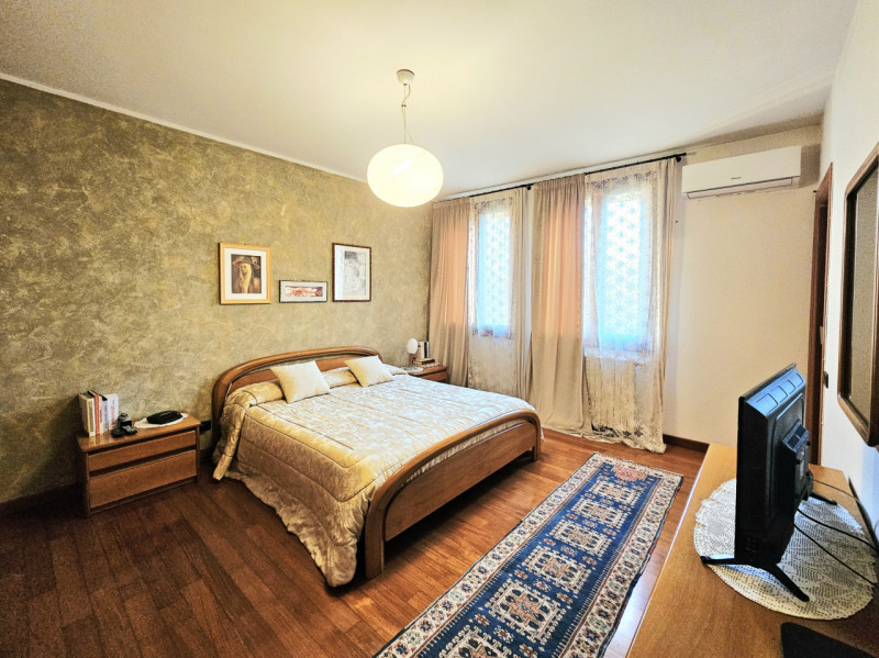 A Ponso, in un piacevole contesto, proponiamo in vendita una meravigliosa villa singola circondat...