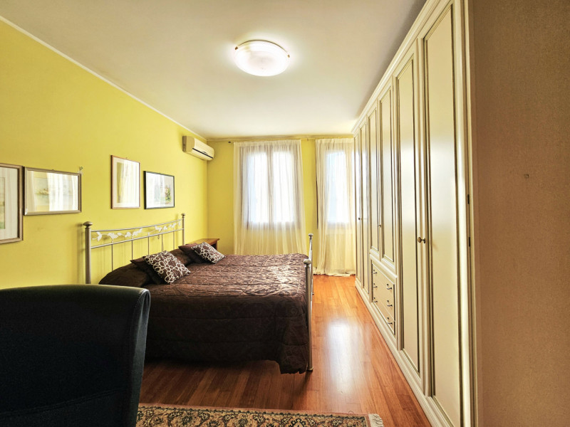 A Ponso, in un piacevole contesto, proponiamo in vendita una meravigliosa villa singola circondat...