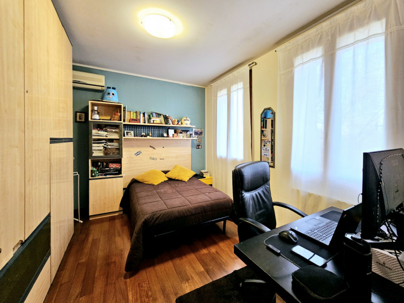 A Ponso, in un piacevole contesto, proponiamo in vendita una meravigliosa villa singola circondat...