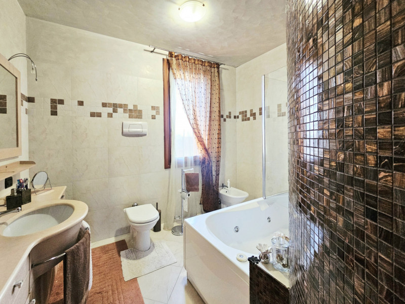 A Ponso, in un piacevole contesto, proponiamo in vendita una meravigliosa villa singola circondat...