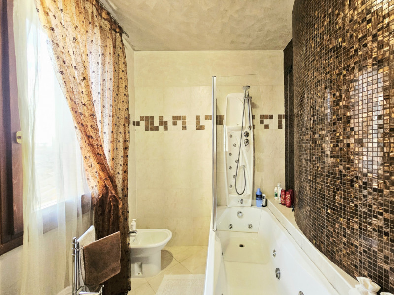 A Ponso, in un piacevole contesto, proponiamo in vendita una meravigliosa villa singola circondat...