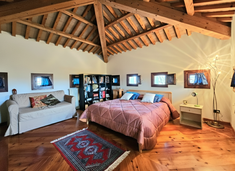 A Ponso, in un piacevole contesto, proponiamo in vendita una meravigliosa villa singola circondat...