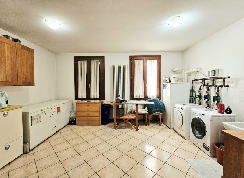 A Ponso, in un piacevole contesto, proponiamo in vendita una meravigliosa villa singola circondat...