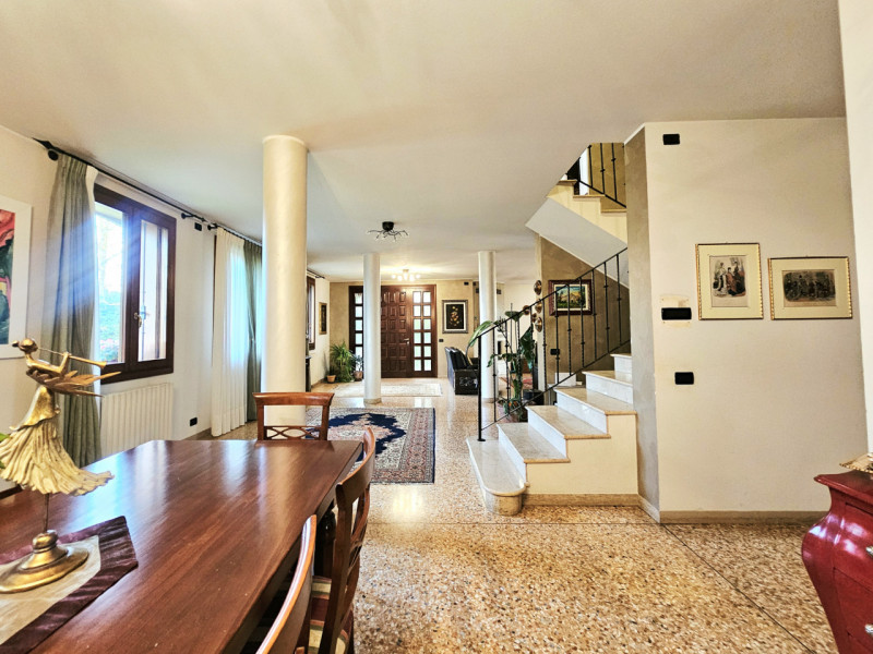 A Ponso, in un piacevole contesto, proponiamo in vendita una meravigliosa villa singola circondat...