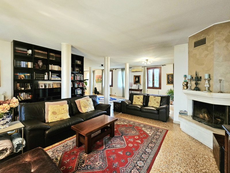 A Ponso, in un piacevole contesto, proponiamo in vendita una meravigliosa villa singola circondat...