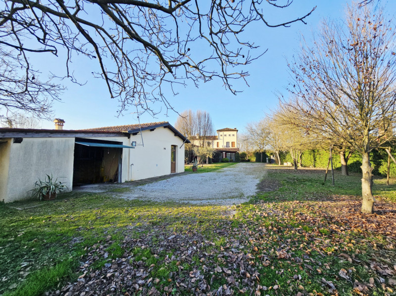 A Ponso, in un piacevole contesto, proponiamo in vendita una meravigliosa villa singola circondat...