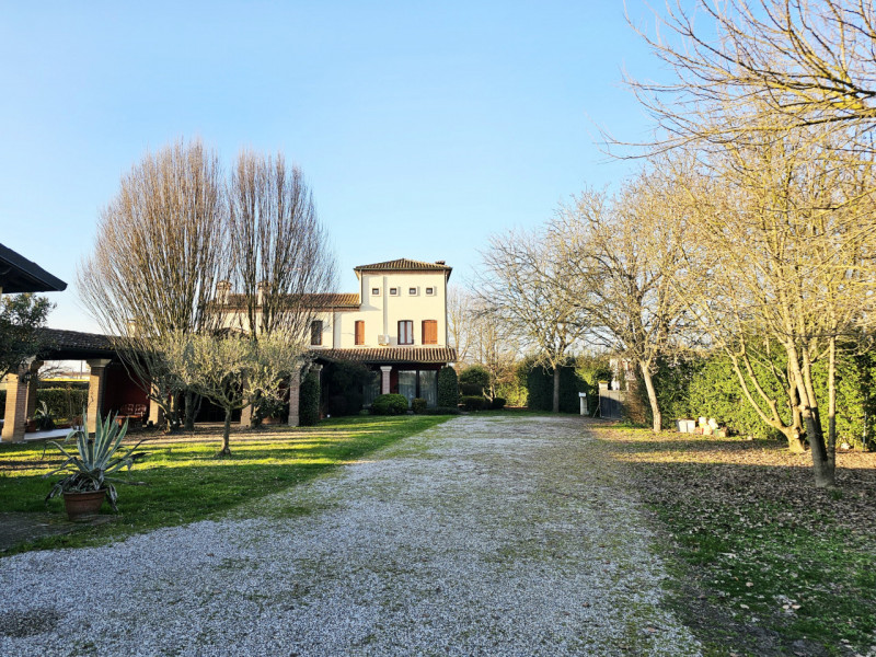 A Ponso, in un piacevole contesto, proponiamo in vendita una meravigliosa villa singola circondat...