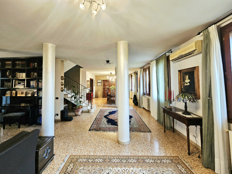 A Ponso, in un piacevole contesto, proponiamo in vendita una meravigliosa villa singola circondat...