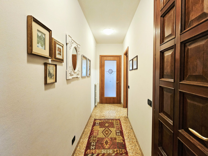 A Ponso, in un piacevole contesto, proponiamo in vendita una meravigliosa villa singola circondat...