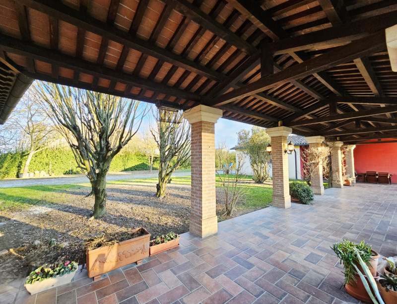 A Ponso, in un piacevole contesto, proponiamo in vendita una meravigliosa villa singola circondat...