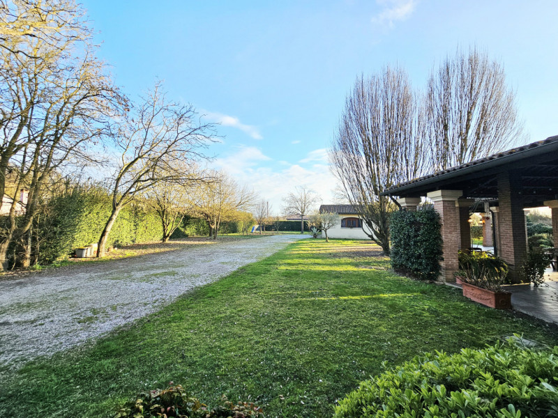 A Ponso, in un piacevole contesto, proponiamo in vendita una meravigliosa villa singola circondat...