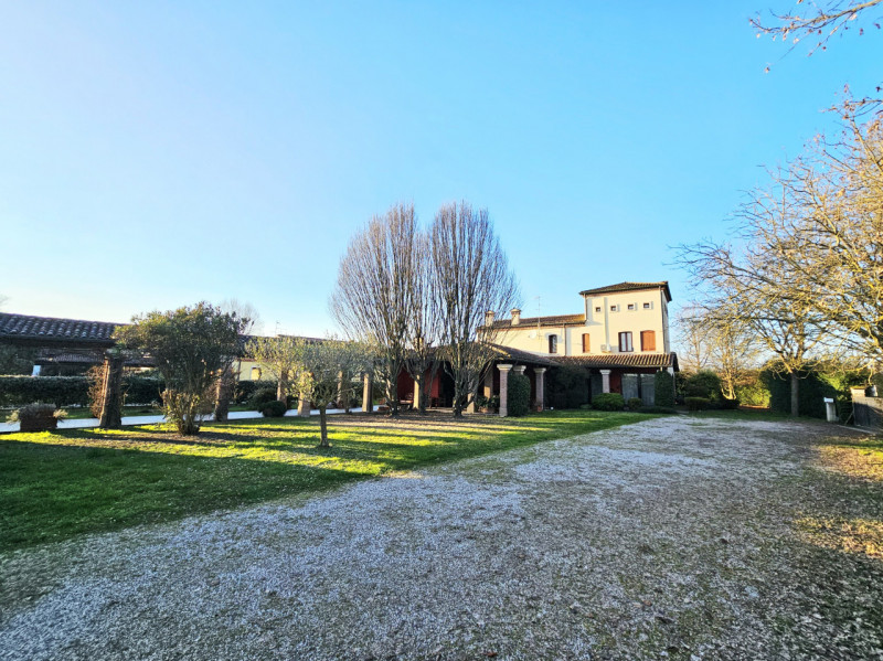 A Ponso, in un piacevole contesto, proponiamo in vendita una meravigliosa villa singola circondat...