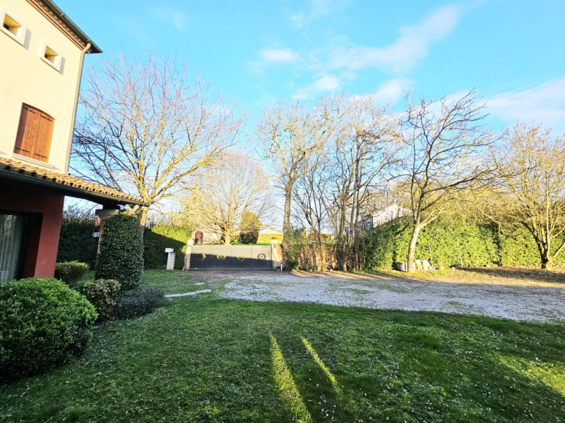 A Ponso, in un piacevole contesto, proponiamo in vendita una meravigliosa villa singola circondat...