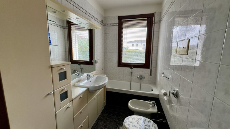 Interessante appartamento con taverna in palazzina di sole 4 unità abitative.

Ci troviamo in cen...