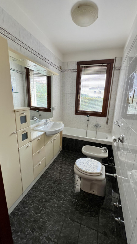 Interessante appartamento con taverna in palazzina di sole 4 unità abitative.

Ci troviamo in cen...